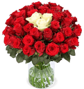50 Rosen „Herzensglück“ | Rosenstrauß in Rot & Weiß mit Rosenherz