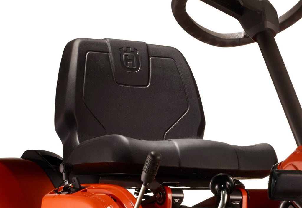 Husqvarna Frontmäher R 112C5 mit Mähdeck Combi 85 - Winterpaket mit Schneeschild, Gummileiste und Schneeketten