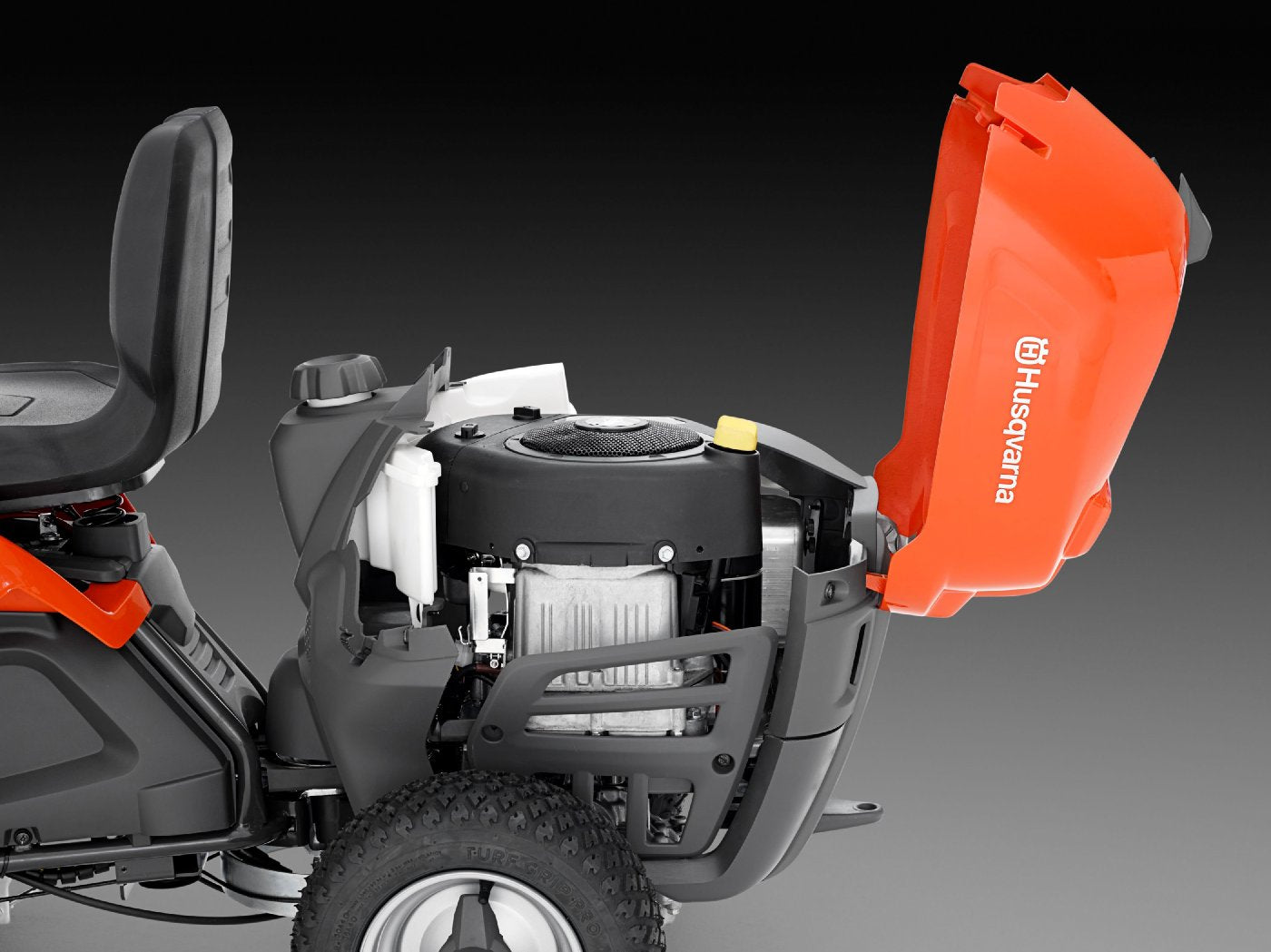 Husqvarna Frontmäher R 112C5 mit Mähdeck Combi 85 - Winterpaket mit Schneeschild, Gummileiste und Schneeketten