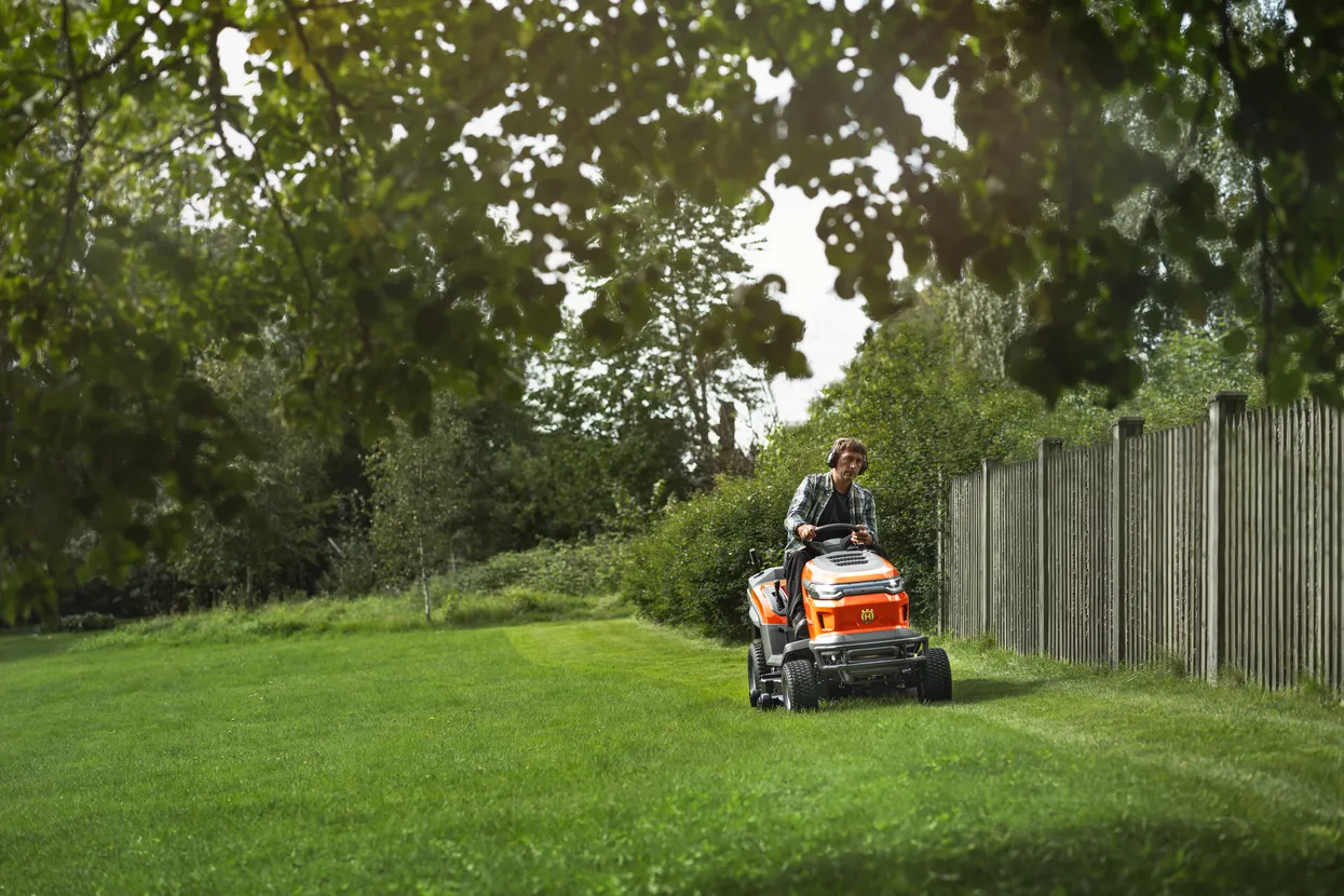 Husqvarna TC 220T Rasentraktor mit Fangkorb – Bild 3