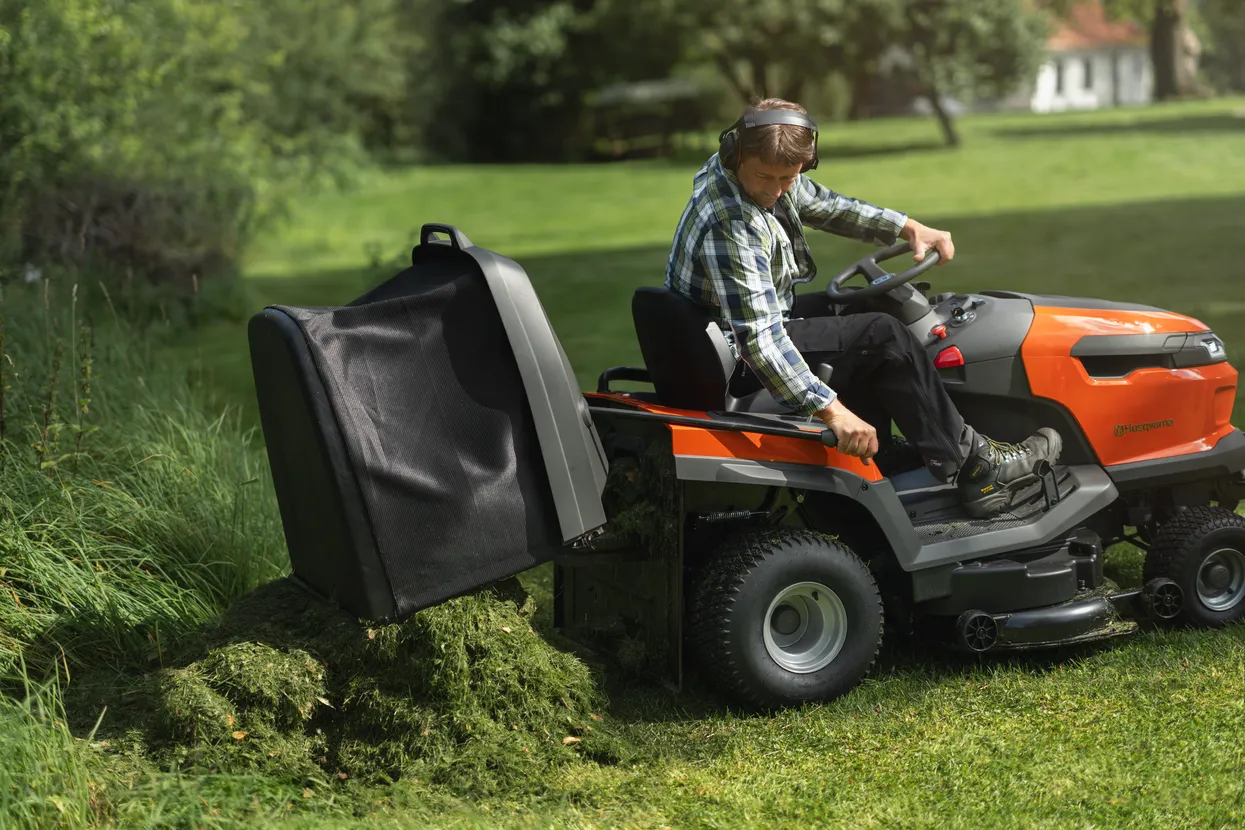 Husqvarna TC 220T Rasentraktor mit Fangkorb – Bild 4